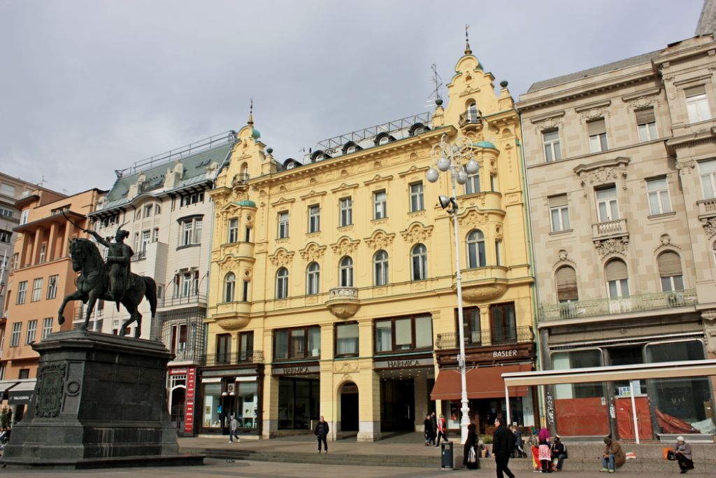 Trg bana Jelačića 6, kuća Gavella sagrađena je 1889. godine prema projektu arhitekta Kune Waidmanna